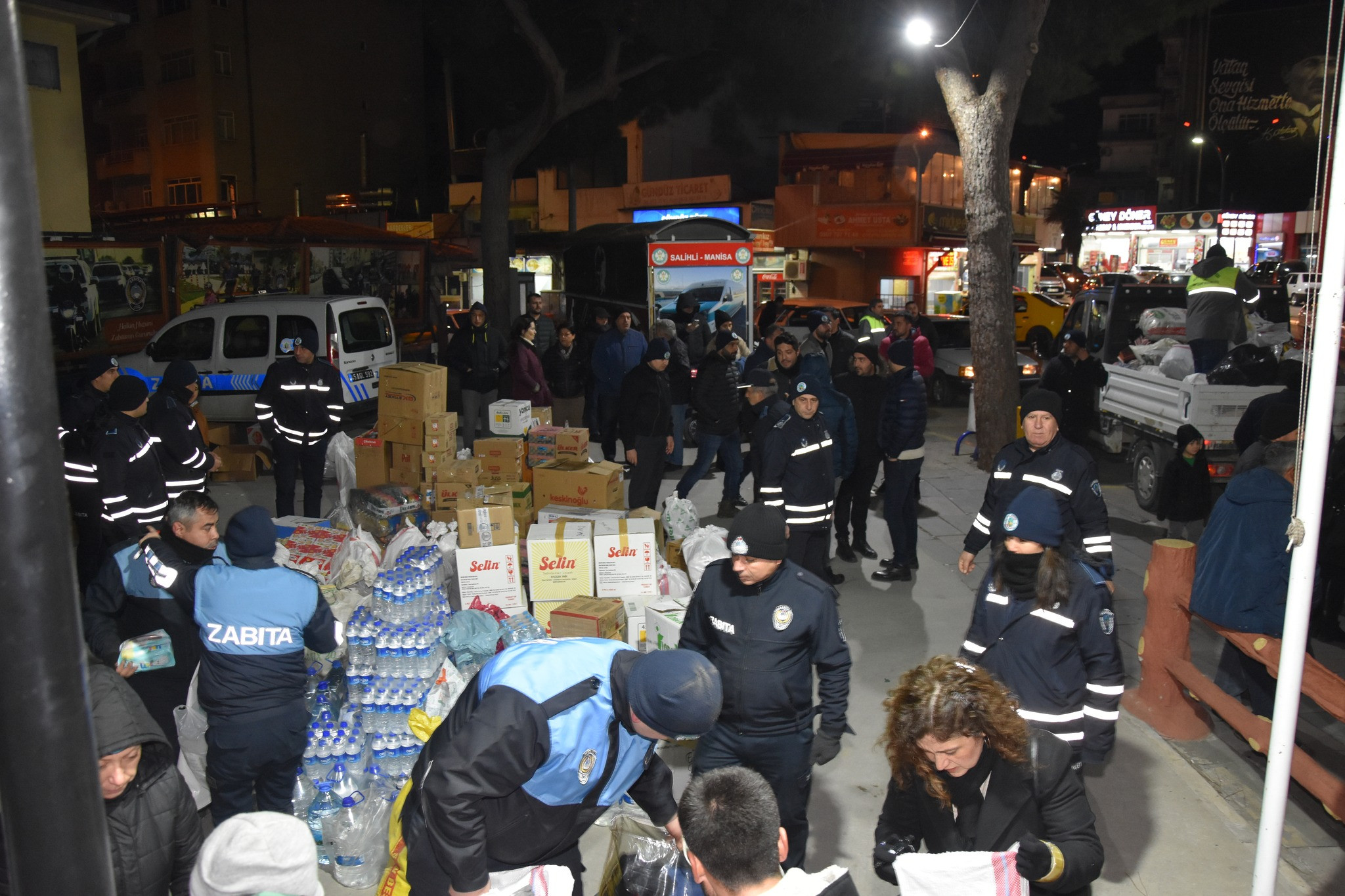 Alaşehirliler depremzedeler için kenetlendi